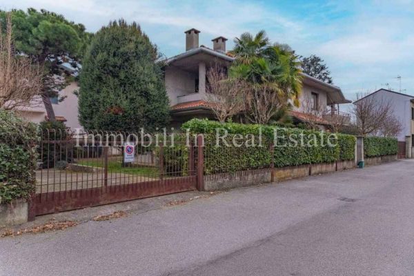 Villetta Bifamiliare di 380 mq con Giardino di ca. 700 mq